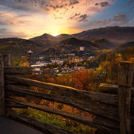 Lazy Bear Lodge, Hot Tub, Resort Pool, Wifi, 1089 Free Tickets Each Paid Day, Dollywood And More Gatlinburg Dış mekan fotoğraf