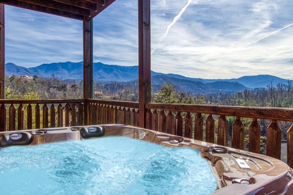 Lazy Bear Lodge, Hot Tub, Resort Pool, Wifi, 1089 Free Tickets Each Paid Day, Dollywood And More Gatlinburg Dış mekan fotoğraf